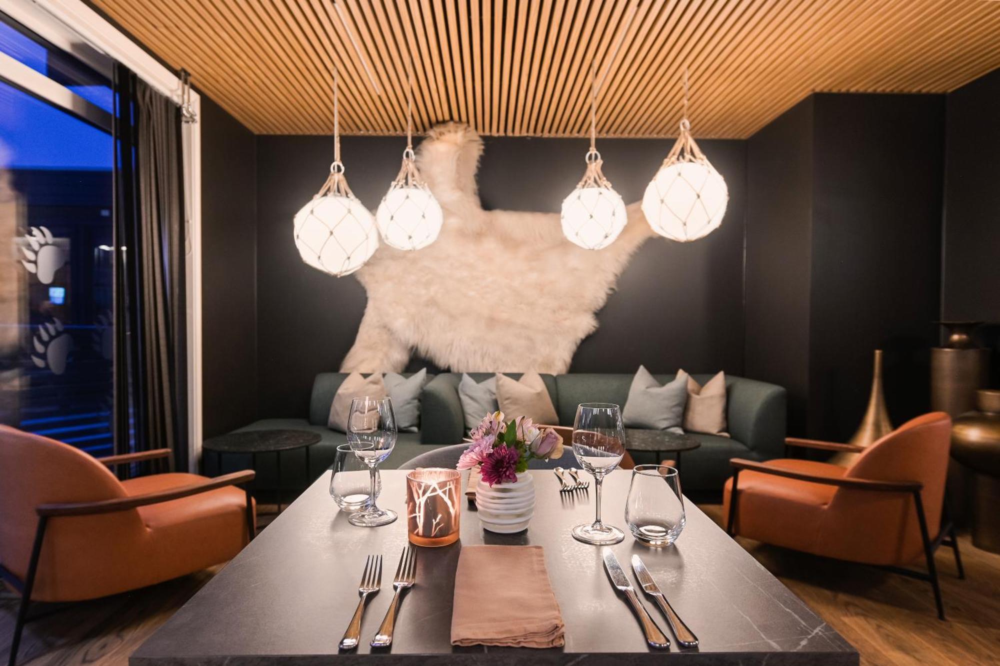 Svalbard | Polfareren Hotell 4*